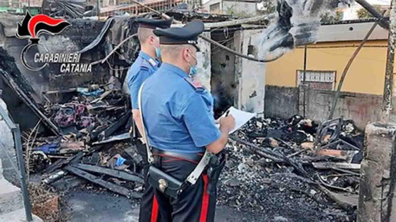 Catania, brucia baracca con cognato dentro dopo avere subito furto