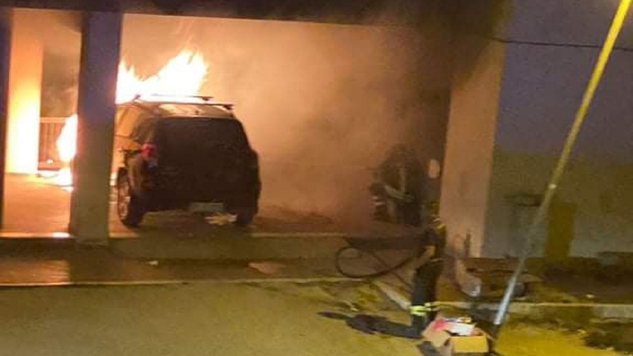 Auto in fiamme nella notte a Santa Margherita