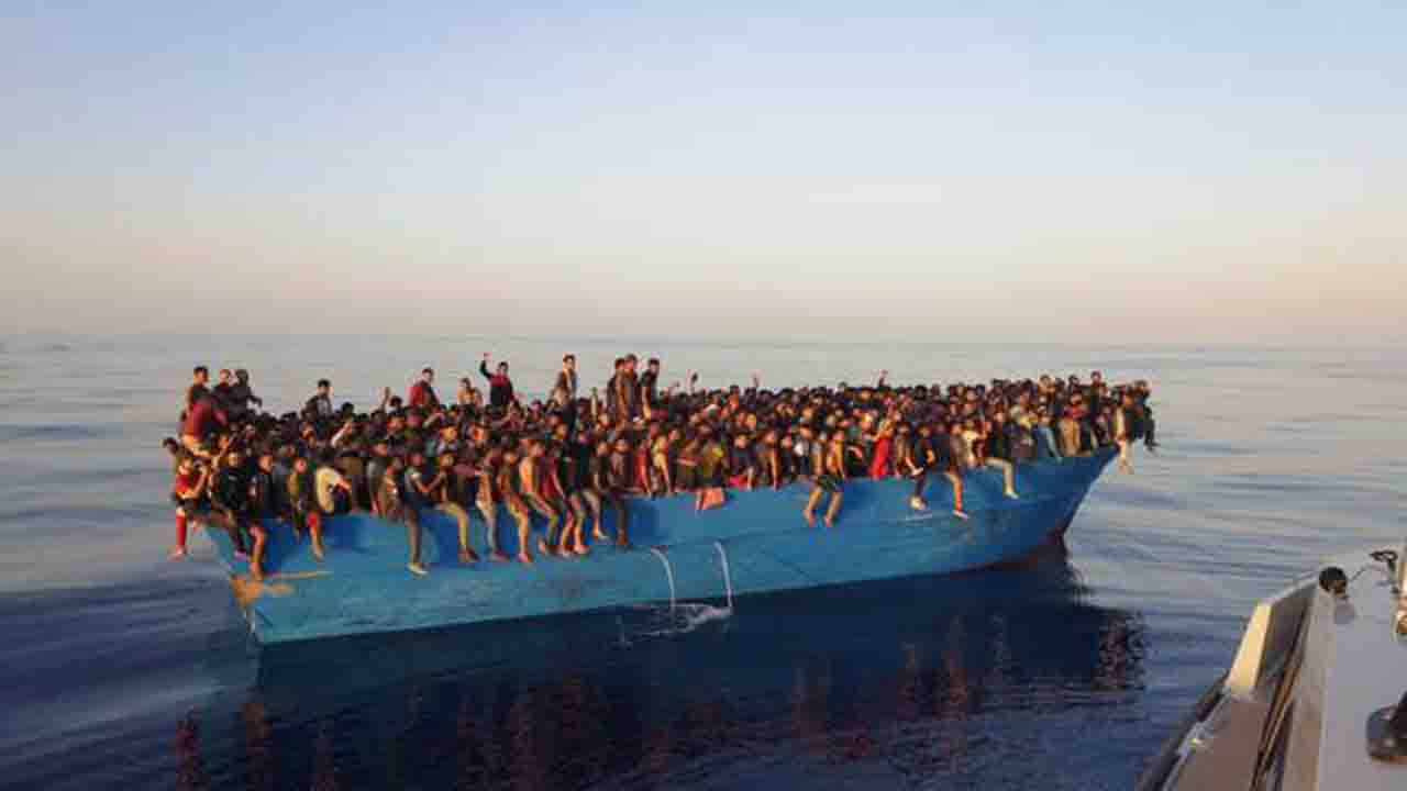 Lampedusa, 400 migranti su un peschereccio: soccorsi e fatti sbarcare