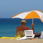 ombrellone uomo spiaggia