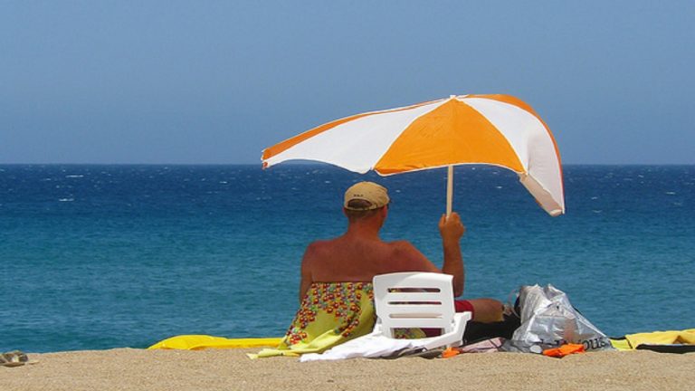 ombrellone uomo spiaggia