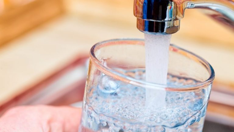 rubinetto con acqua