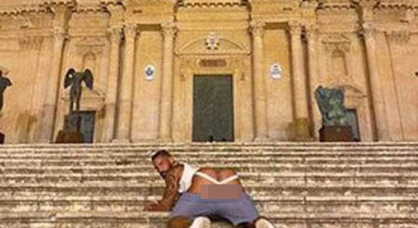 Atti osceni su scalinata, turista denunciato