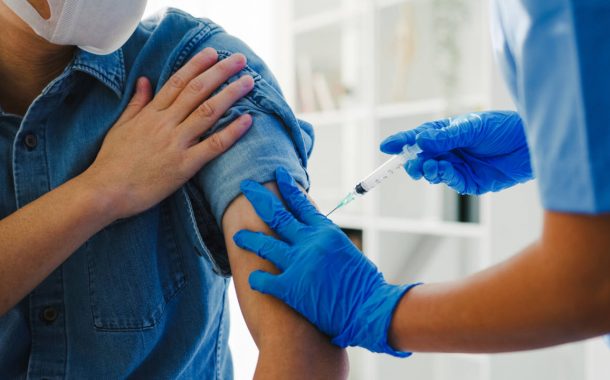 Casi di covid in aumento e la Regione raccomanda: «Vaccino per le persone fragili»