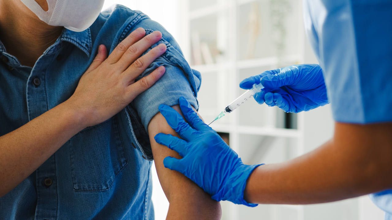 Casi di covid in aumento e la Regione raccomanda: «Vaccino per le persone fragili»