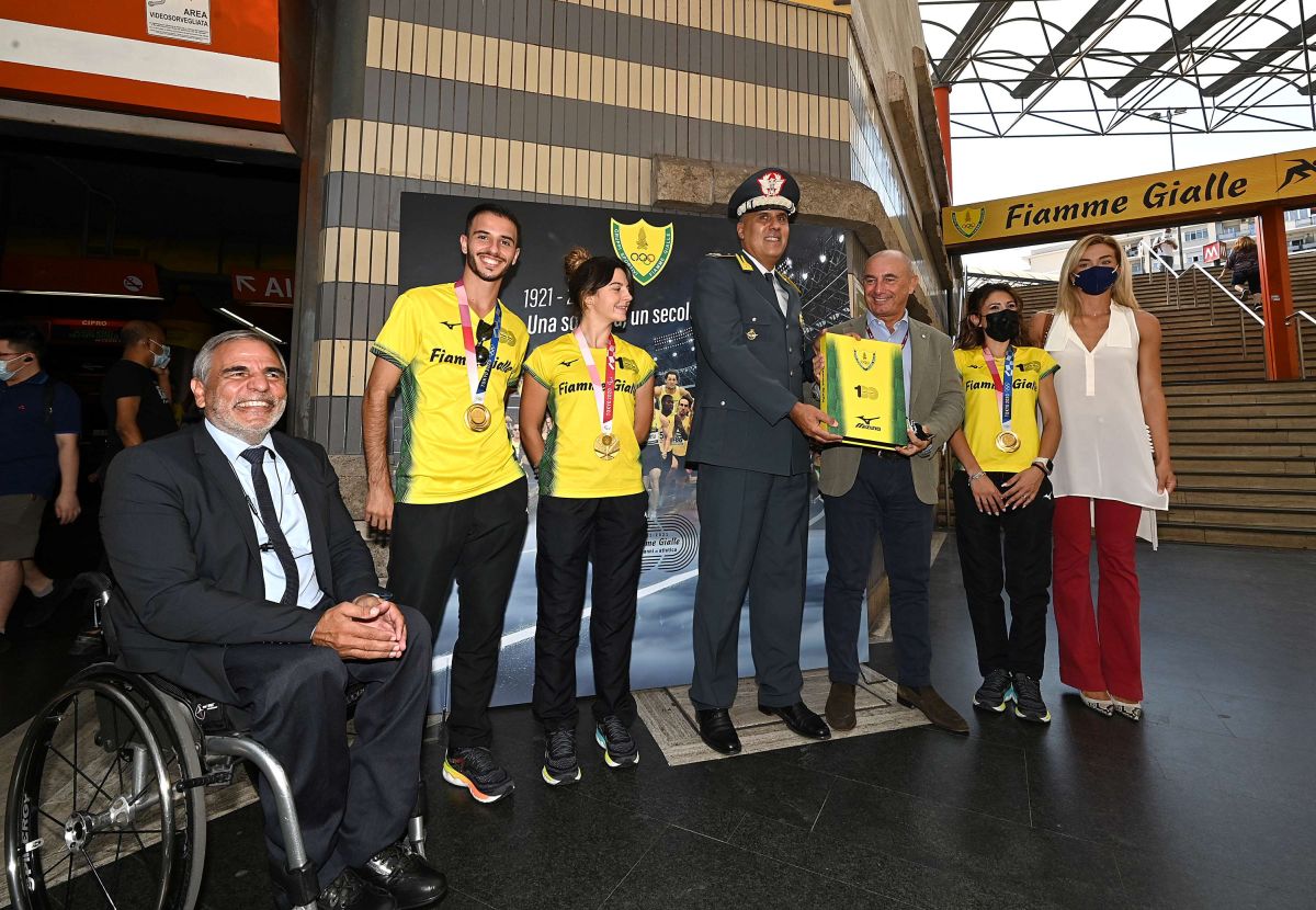 Stazione brandizzata per 3 mesi, metro Roma celebra Fiamme Gialle