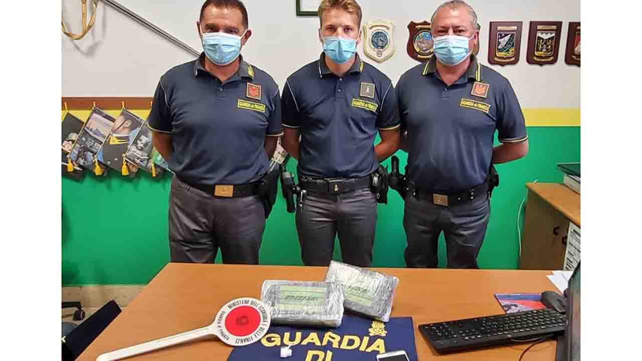 Palermo, arrestato corriere con 2.2 kg di cocaina. Bloccato all'arrivo del traghetto da Napoli