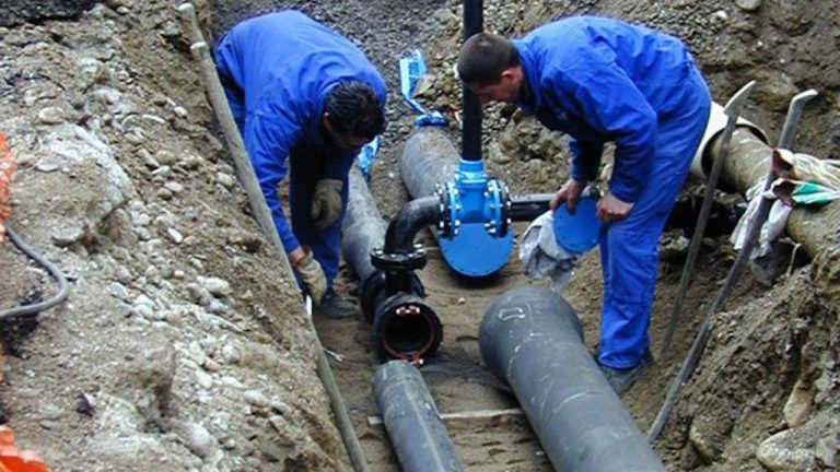 operai condotta idrica