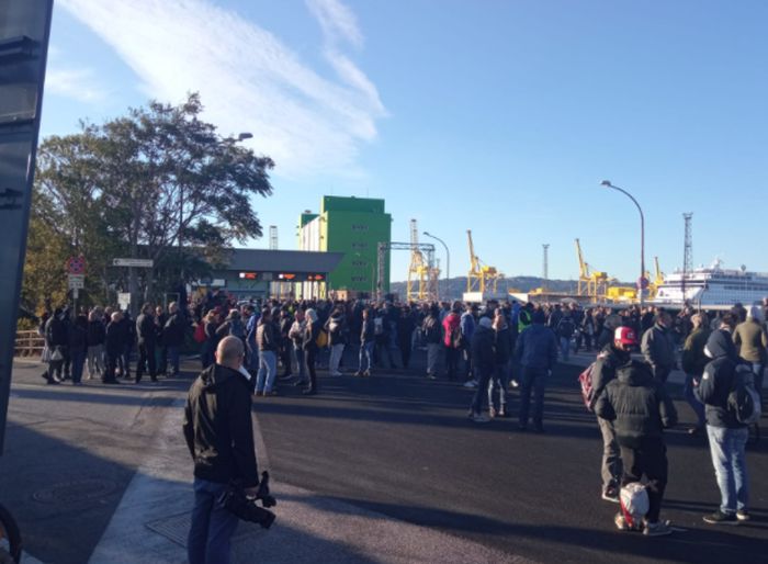 Green pass, proteste e blocchi nei porti di Genova e Trieste