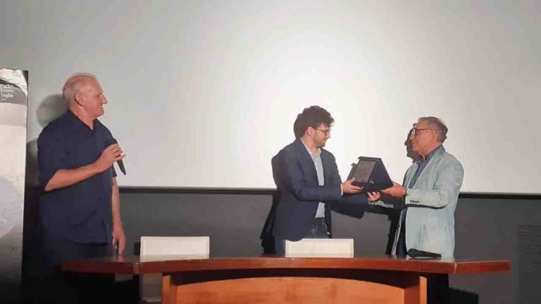 CARDINALE CONSEGNA PREMIO A GIUSEPPE PATTI