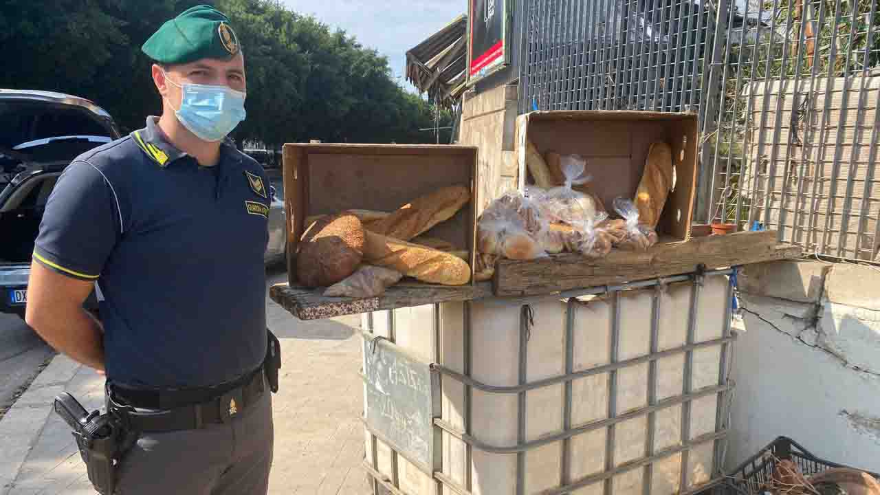 Palermo, sequestrati 40 kg di pane e biscotti venduti in strada in cattivo stato di conservazione