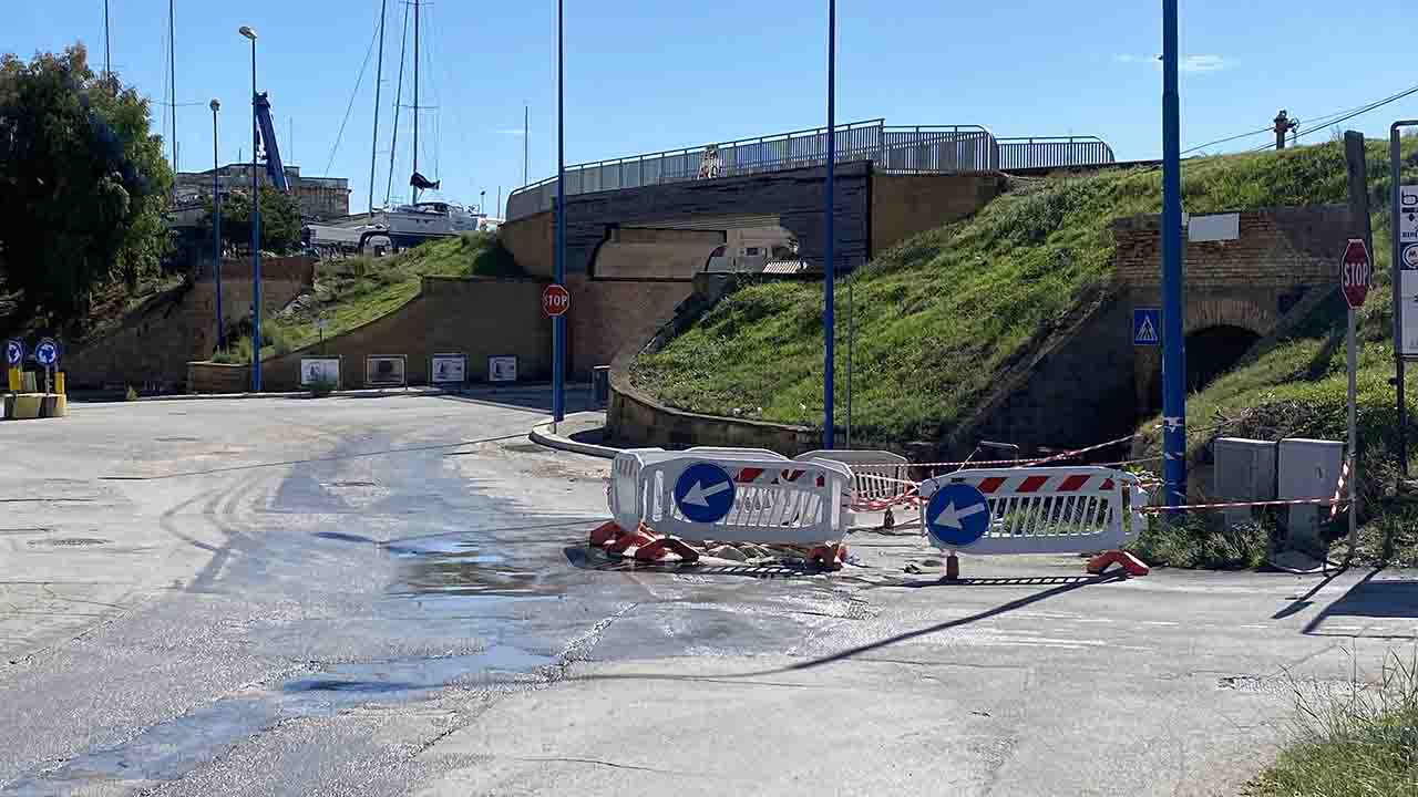 Tombino e transenne via Bivaturedda Stazzone