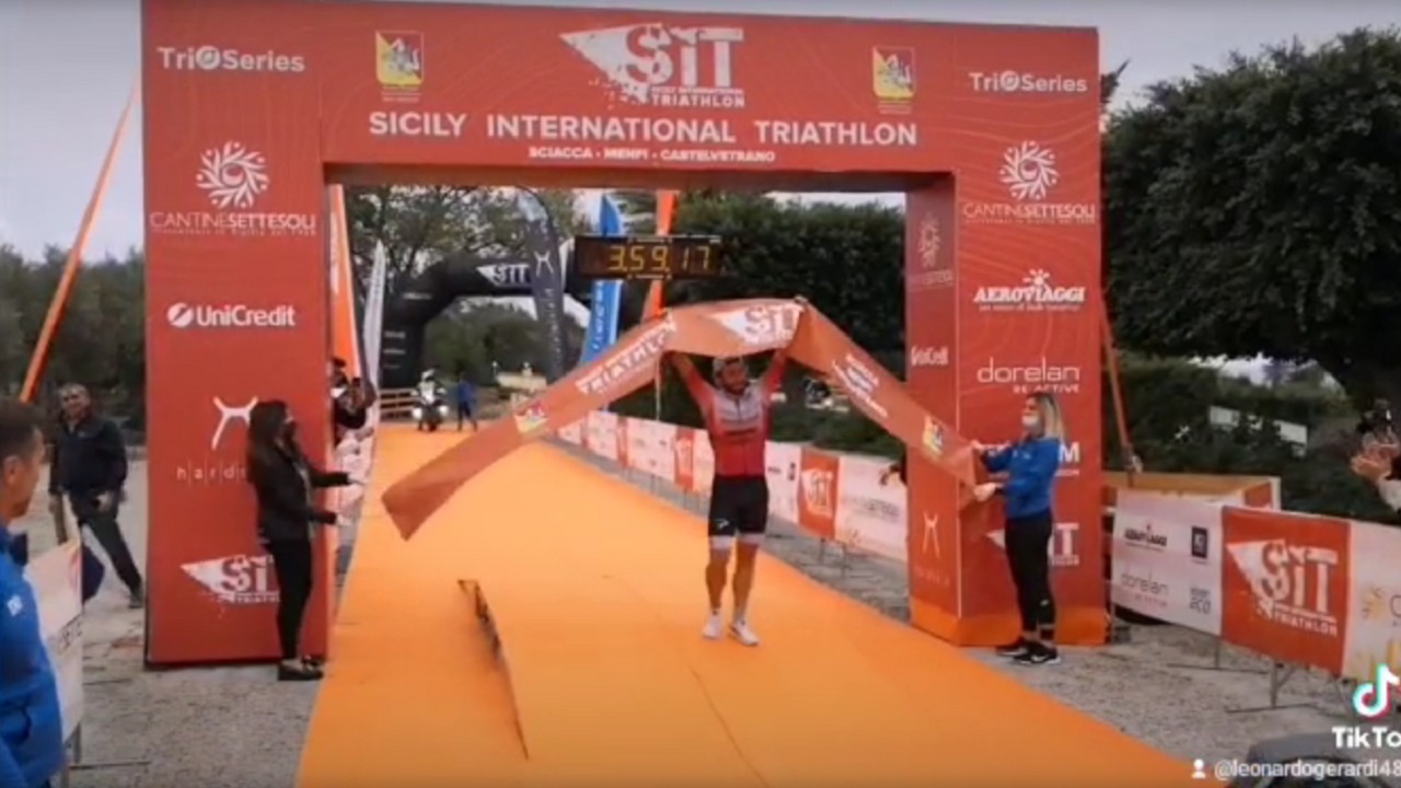 ceccarelli triathlon sciacca 2021 traguardo