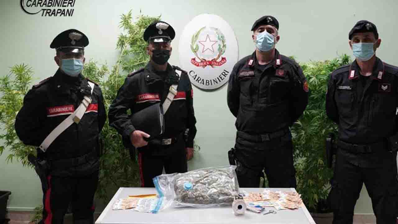 Castelvetrano, 1 kg. di droga, piante e soldi in contanti: 2 arresti