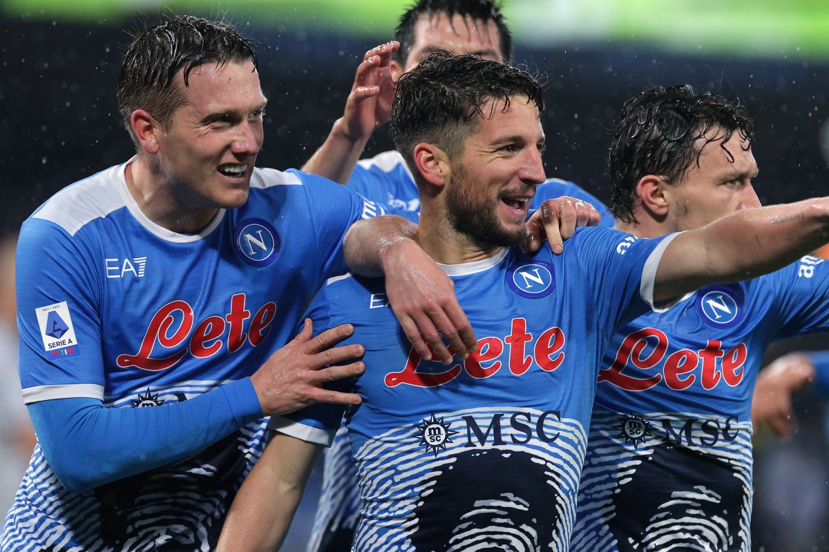 Napoli-Lazio 4-0, partenopei in vetta nel ricordo di Maradona