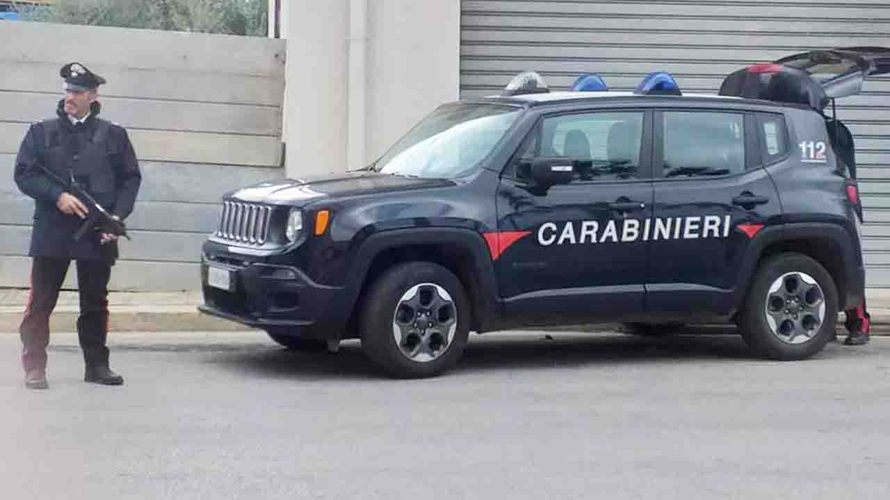 Carabinieri pattuglia con mitra
