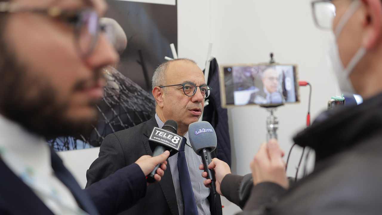 Carlino Nino Blue Sea land