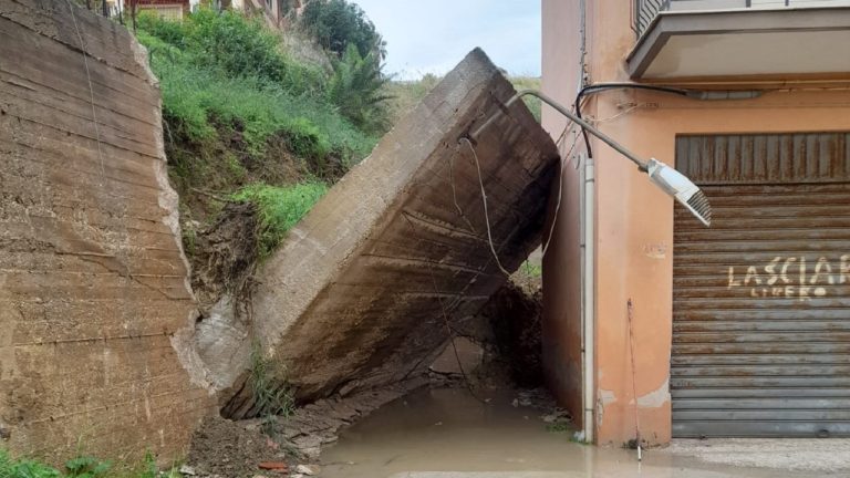 Crollo muro via Lido