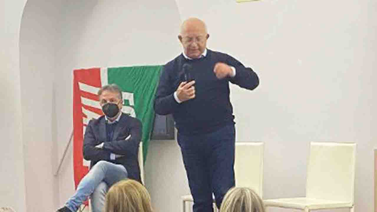 Cusumano e bandiera Forza Italia