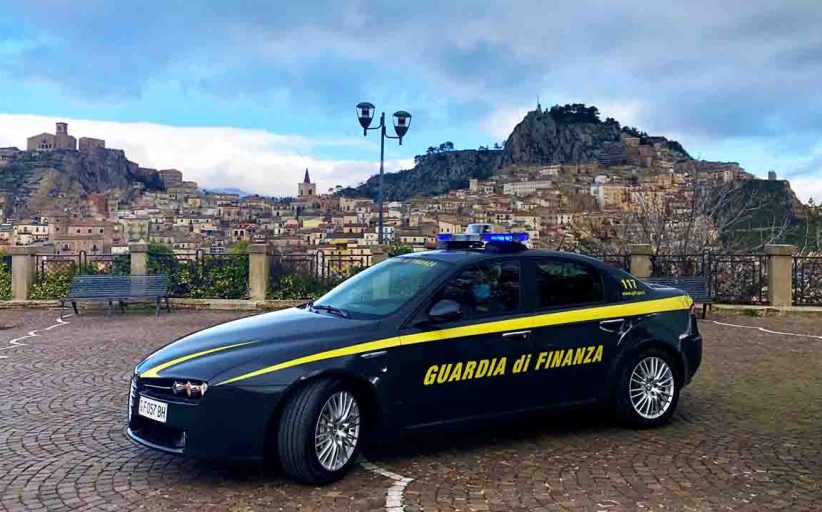 Enna, focolaio covid dopo festa di compleanno: 7 persone denunciate, sanzioni per 100 invitati e nei guai ristoratore