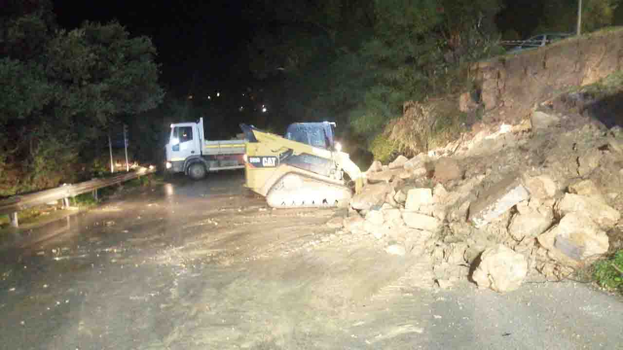 Via Ghezzi muretto caduto 27 nov 2021 Prot Civile