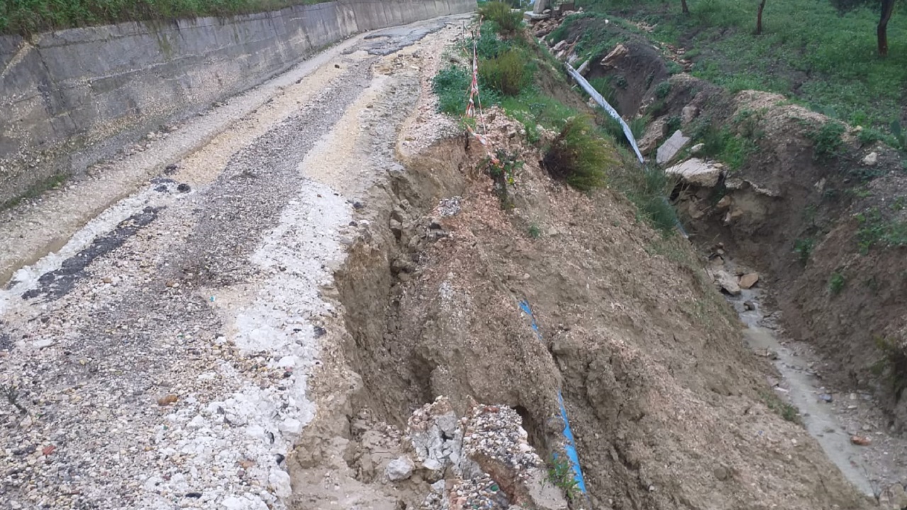 Maltempo: cede strada Nadore a causa delle forti piogge