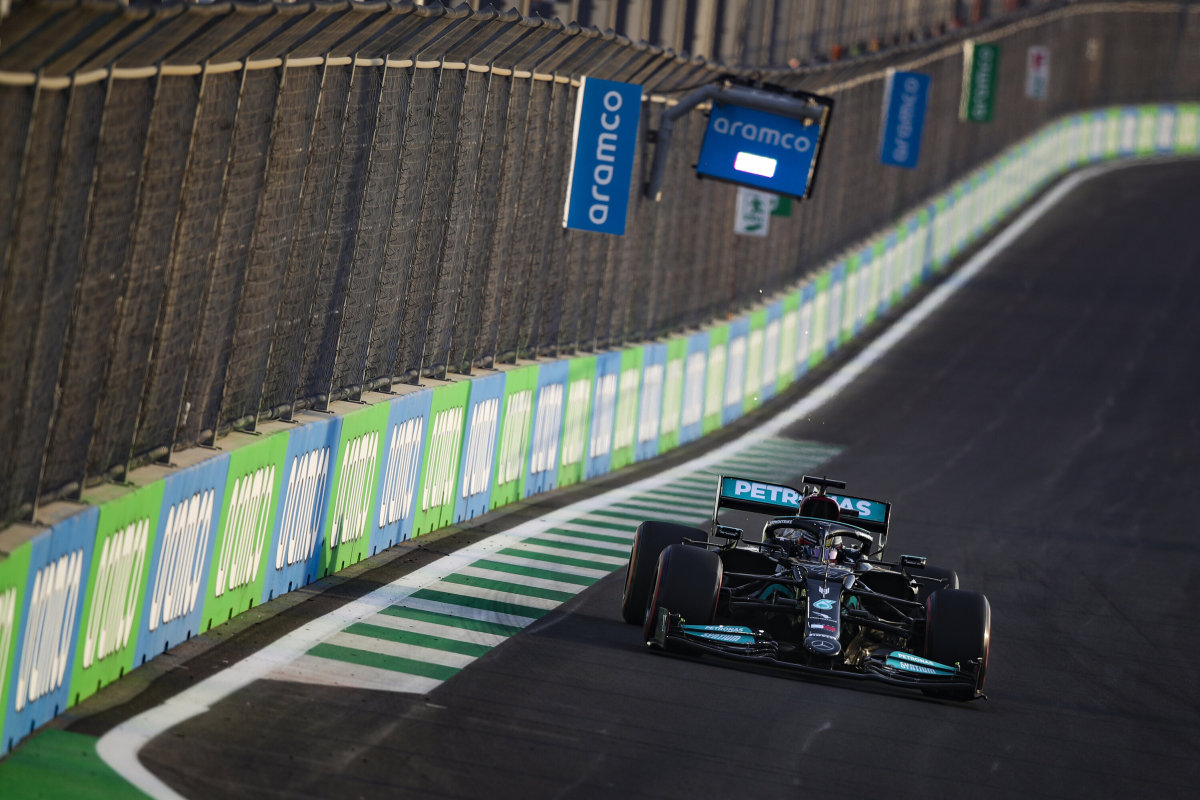 Hamilton davanti a Bottas, incidente per Leclerc