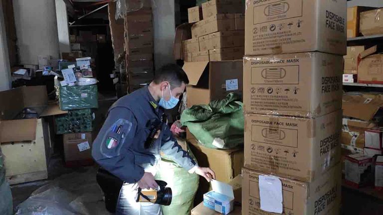 Guardia Finanaza deposito prodotti sequestarti