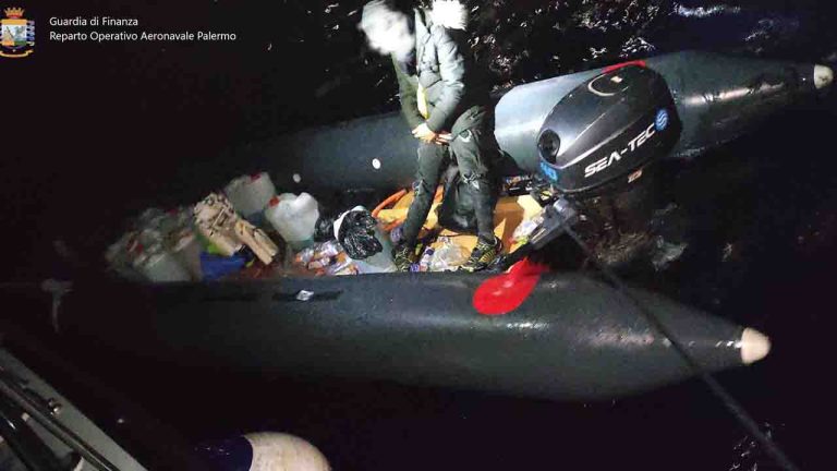 Guardia Finanza recupero gommone migranti