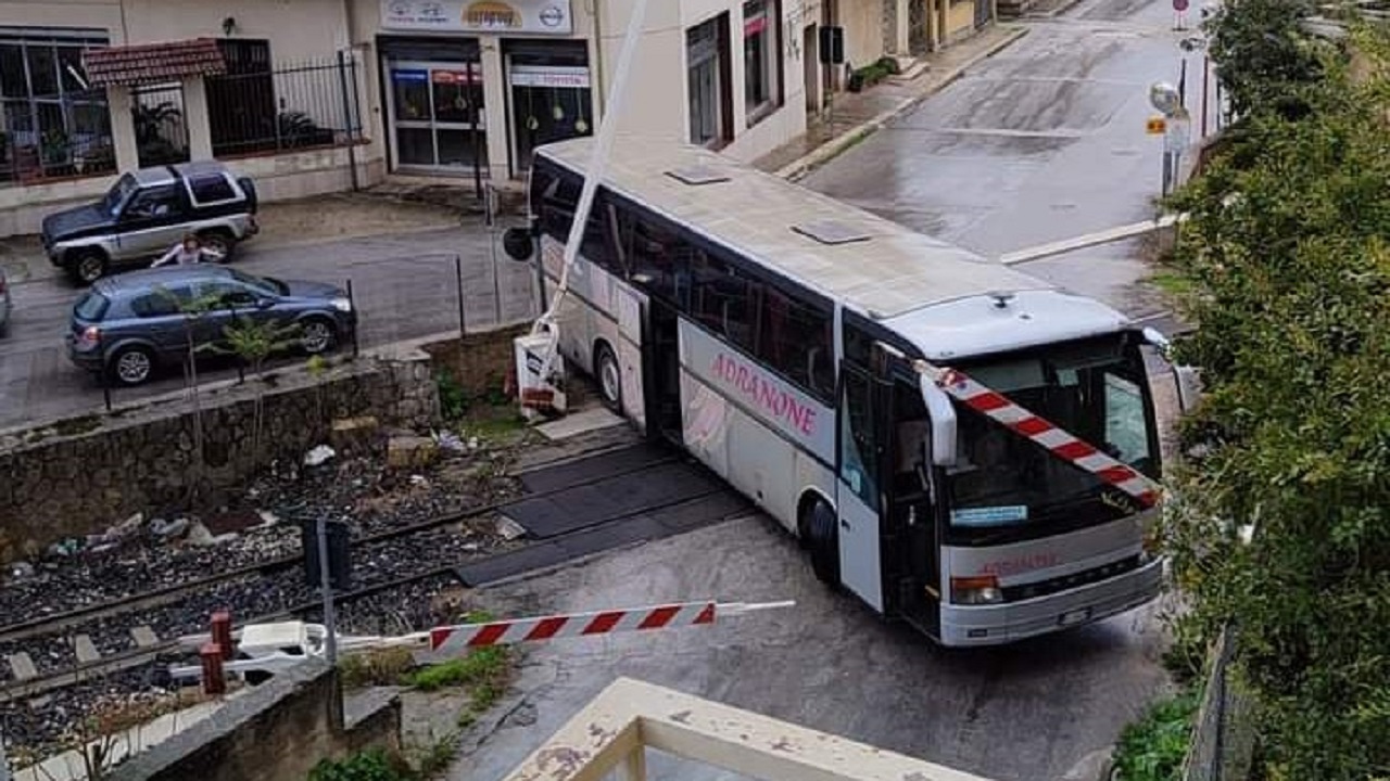 bus adranone passaggio a livello 2021