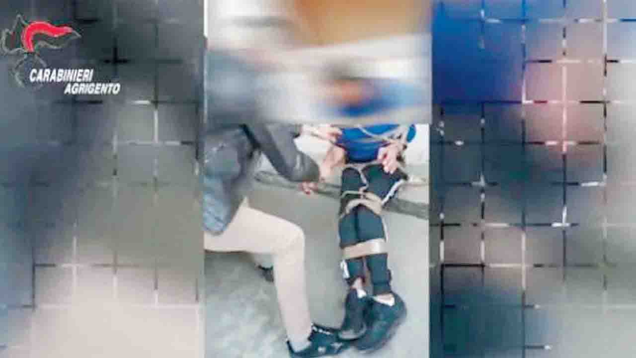 disabili derisi e torturati