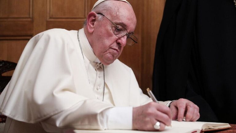 papa francesco che scrive