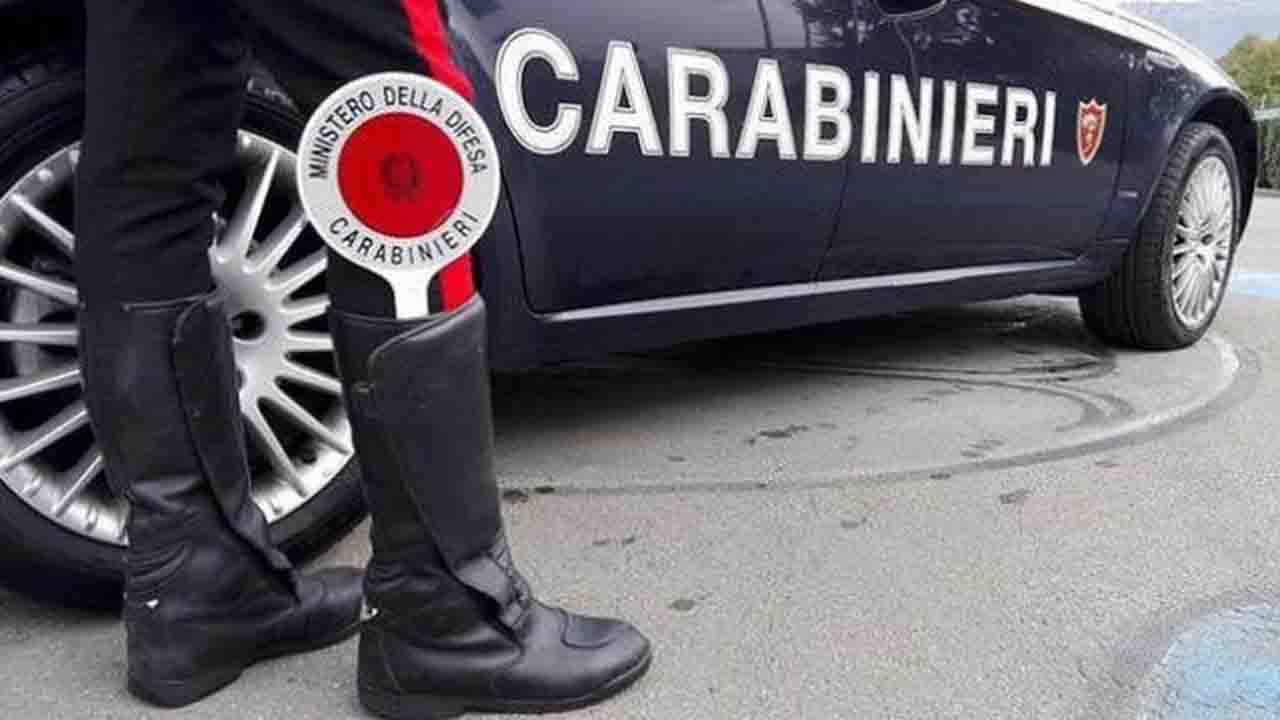 Carabinieri pattuglia stivale paletta