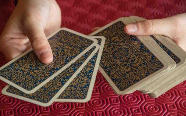 Natale in casa: i migliori giochi di carte per divertirsi durante le feste