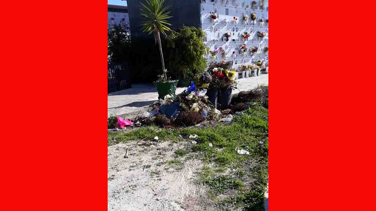 Cimitero degrado sporcizia