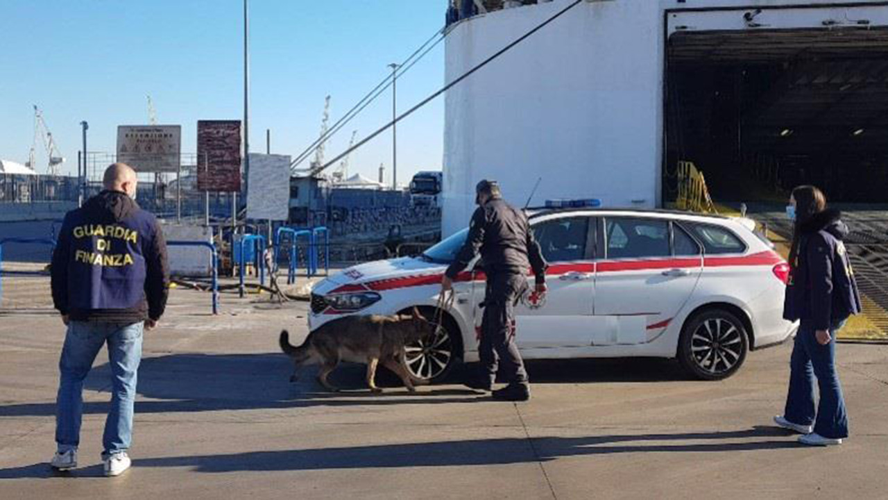 Sequestrata droga al porto di Palermo trasportata su auto medica <font color=