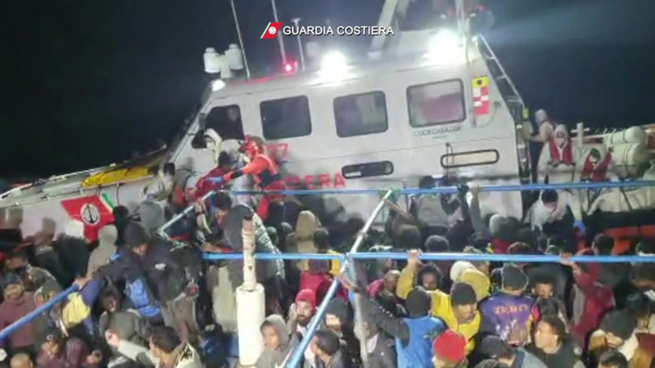 Lampedusa migranti sbarco