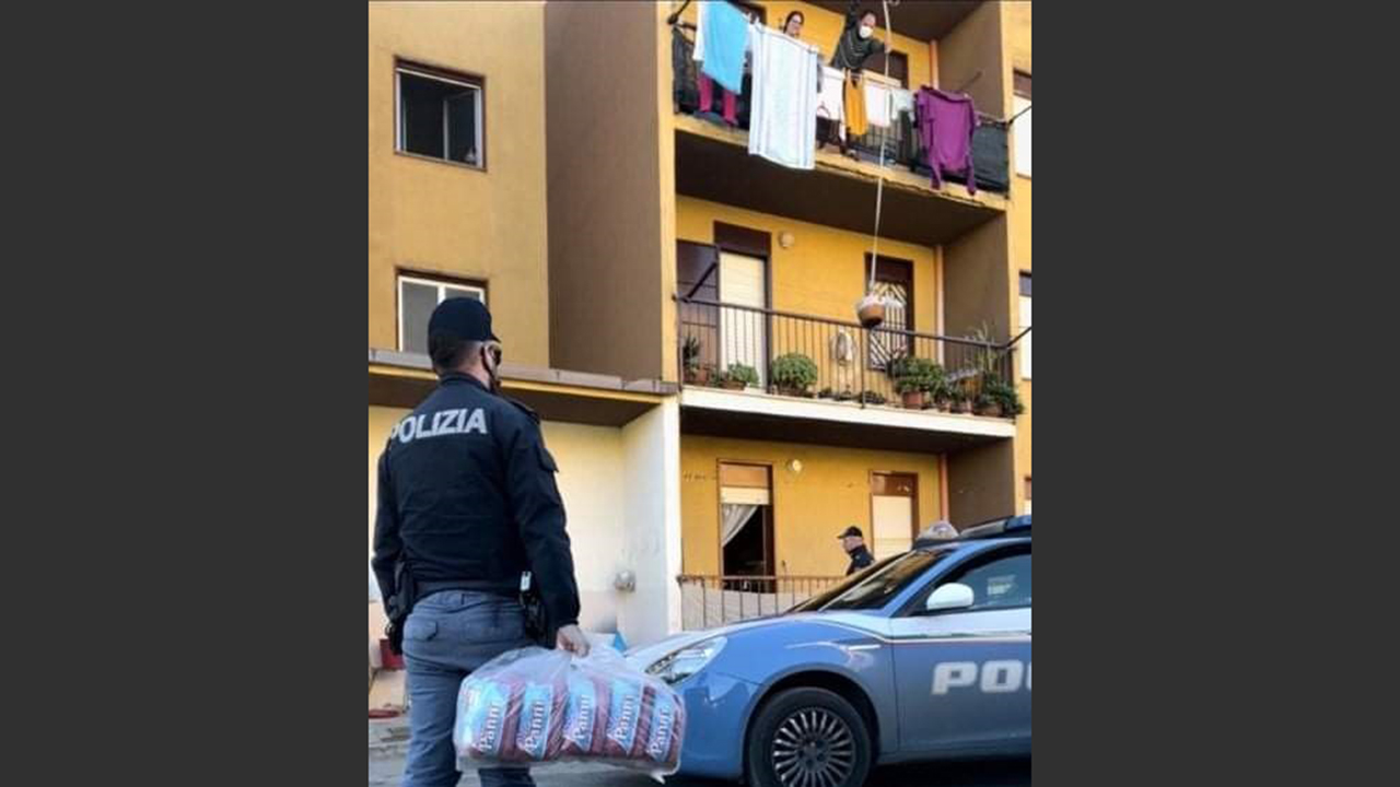 Polizia Sciacca consegna alimenti