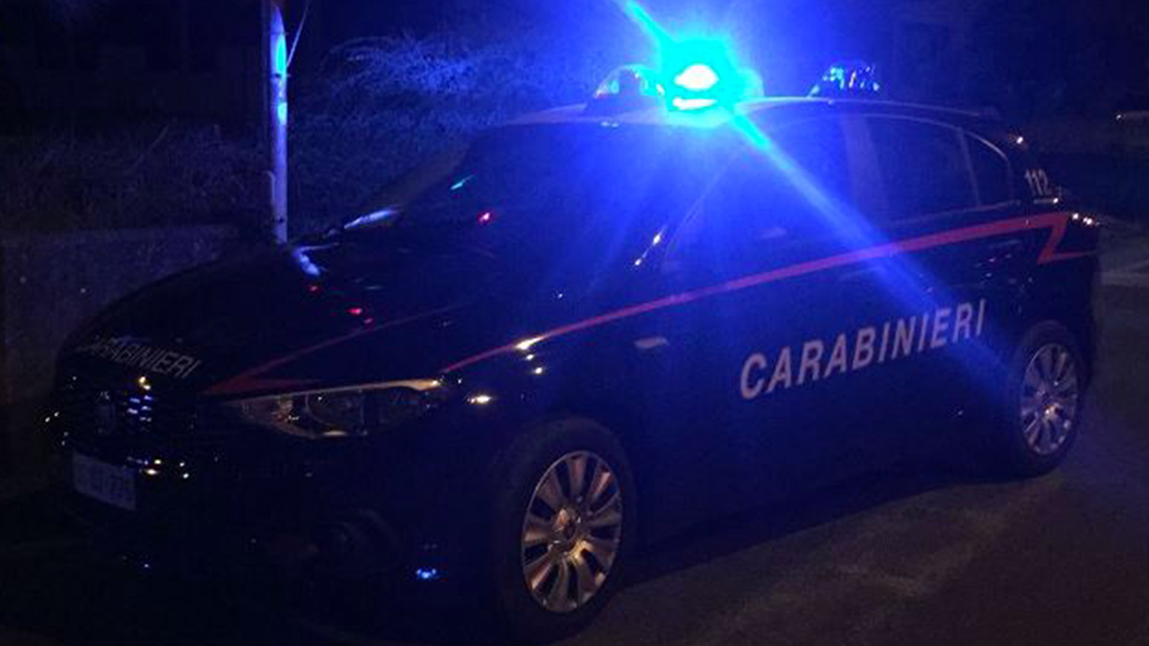 carabinieri auto con lampeggiante