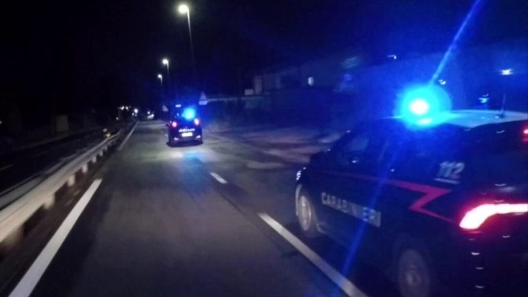 carabinieri notte auto inseguimento-2