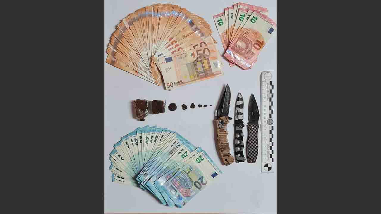 Sciacca, arrestata coppia di conviventi trovata con droga, soldi e coltelli