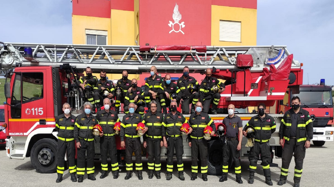 vigili del fuoco sciacca gruppo davanti caserma