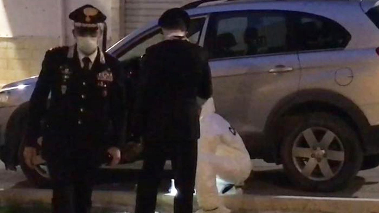 Agguato in piazza nell'Agrigentino, uomo assassinato in auto