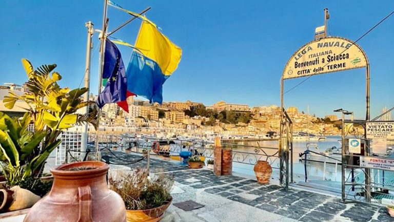 Lega Navale con bandiera Ucraina