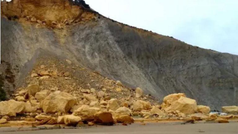 Realmonte collassa la collina su lido Rossello