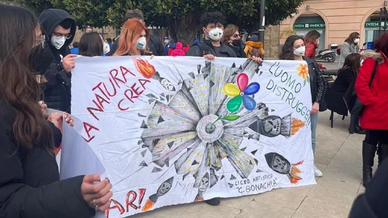 studenti piazza contro la guerra 2022