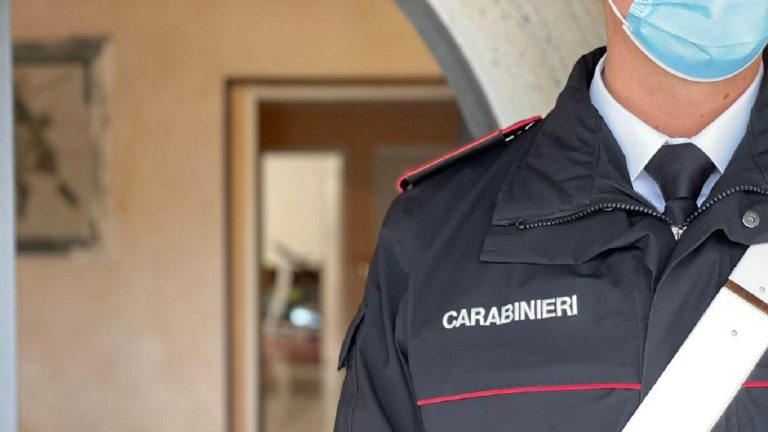carabiniere con mascherina generica