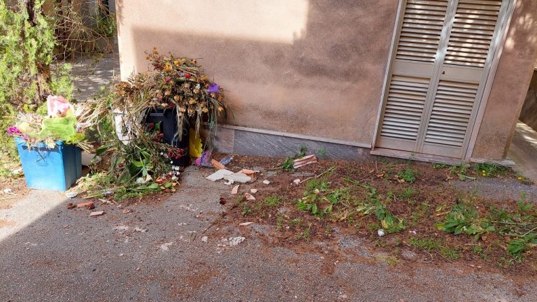 cimitero sporcizia aprile 2022