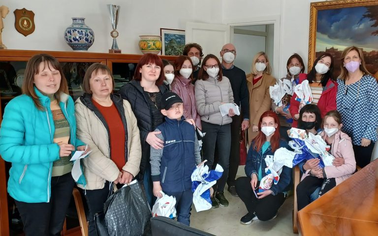 montevago, sindaco consegna uova di pasqua ai bimbi ucraini e buoni spesa alle famiglie
