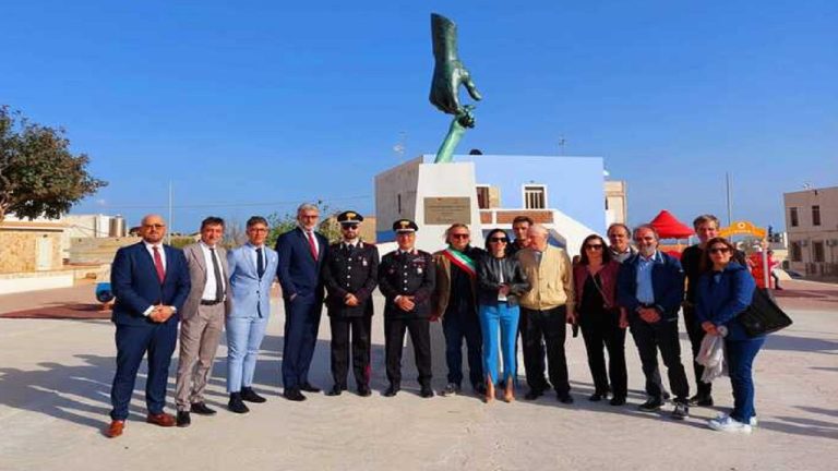 scultura insieme lampedusa 2022